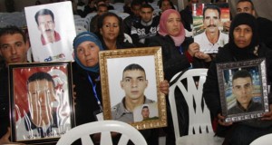 10 من عائلات شهداء الثورة يدخلون في إضراب جوع