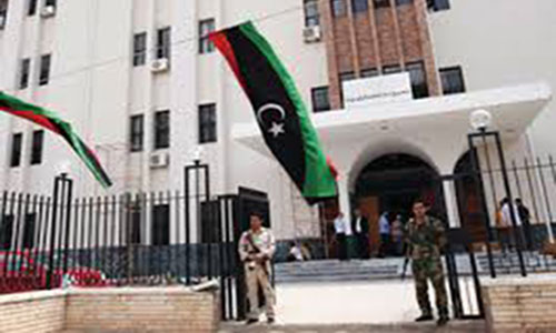 ليبيا: الحكومة تفقد سيطرتها على أغلب مقرّاتها في طرابلس