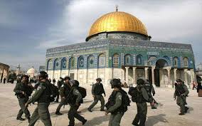 الاحتلال الصهيوني يقتحم مسجد الأقصى ويهاجم المصلّين