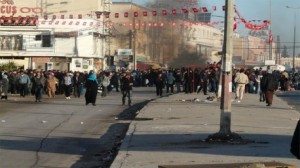 أهالي حي الإنطلاقة يحتجّون على استمرار إضراب النقل ويهدّدون بحرق الحافلات