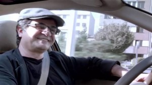 جعفر بناهي كما يظهر في فيلمه "تاكسي" الذي فاز بجائزة الدب الذهبي في مهرجان برلين السينمائي