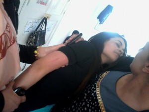 فتاة في حالة اغماء بعد تعرضها للعنف