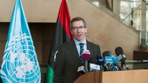 مبعوث الأمم المتحدة الخاص برنادينو ليون للوفود في مدينة الصخيرات المغربية 