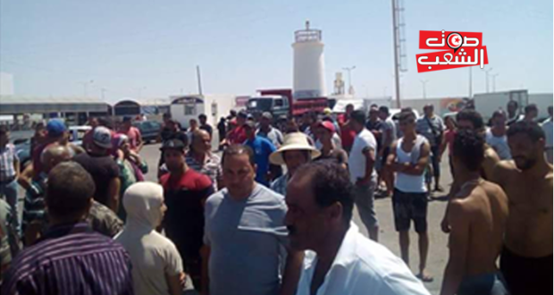 أهالي قرقنة يحتجون على خلفية ايقاف اثنين من متساكنيهما