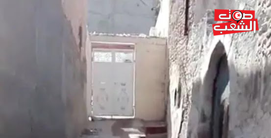 القلعة الصغرى: امرأة تغلق الطّريق العمومي بباب حديدي