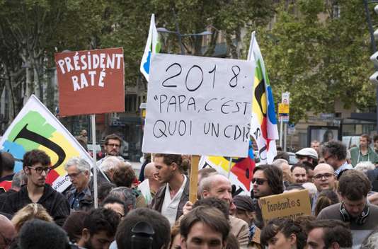 إضراب عام في فرنسا ضد “أوامر” ماكرون